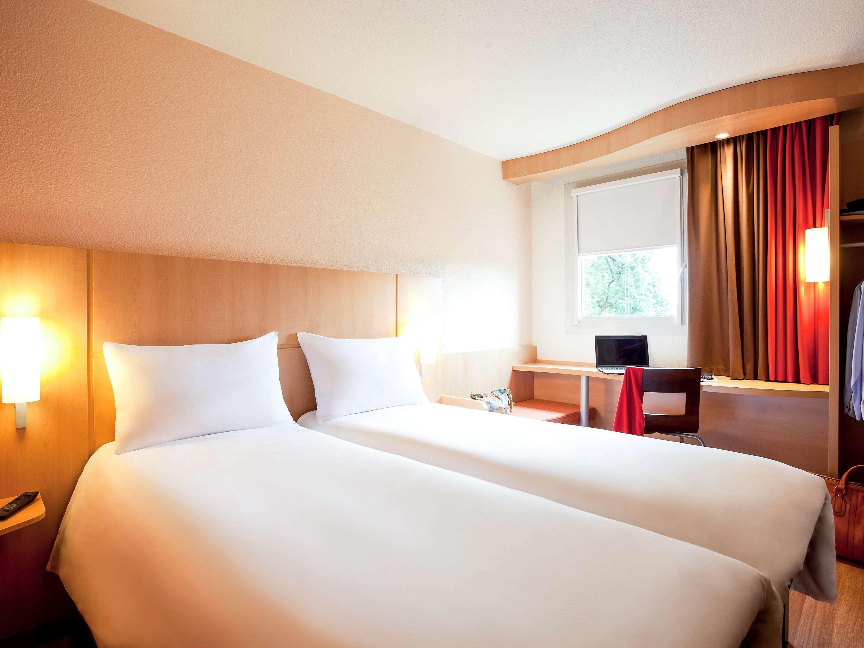 Ibis Lyon Est Chaponnay Exterior foto