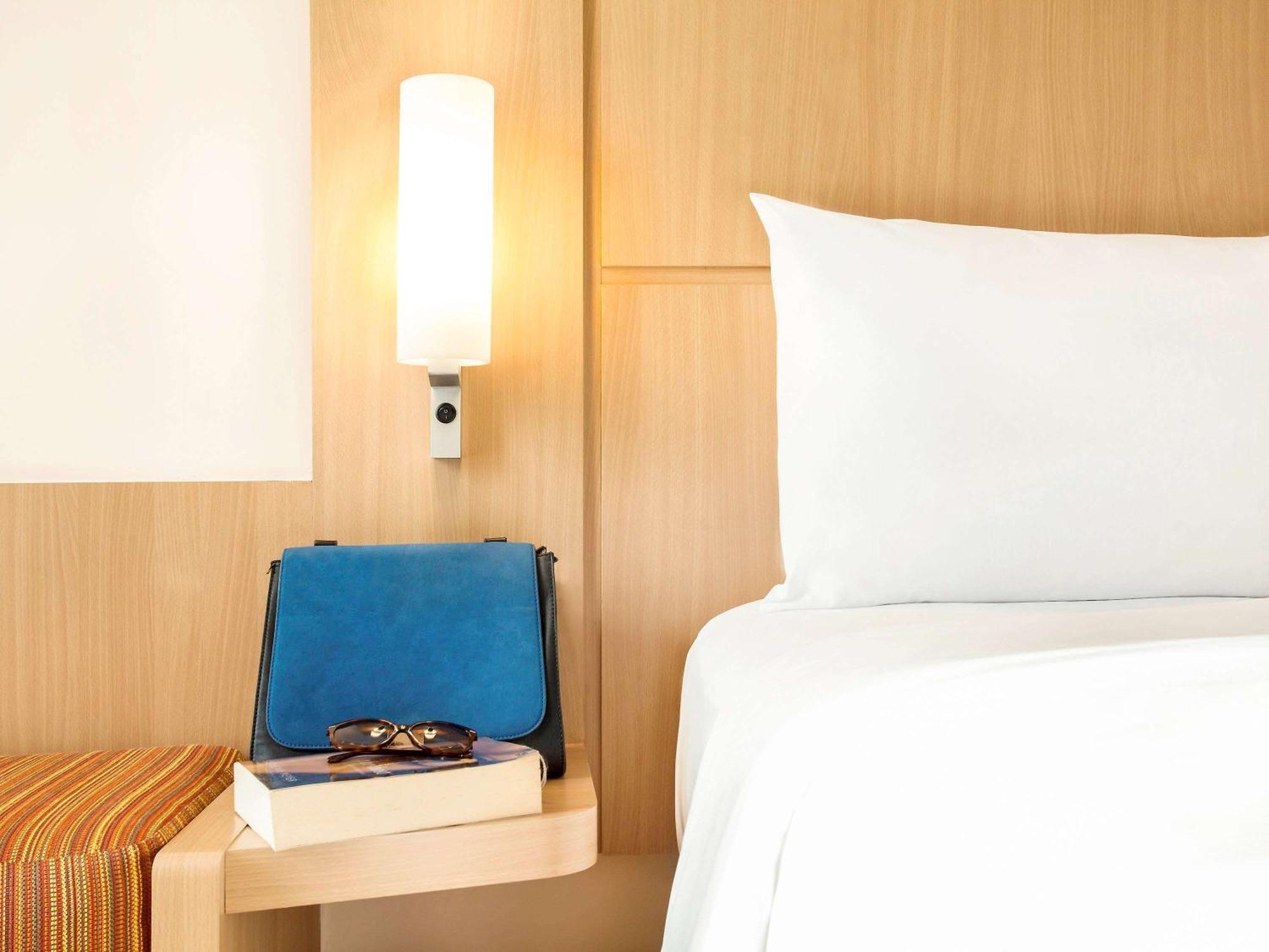 Ibis Lyon Est Chaponnay Exterior foto