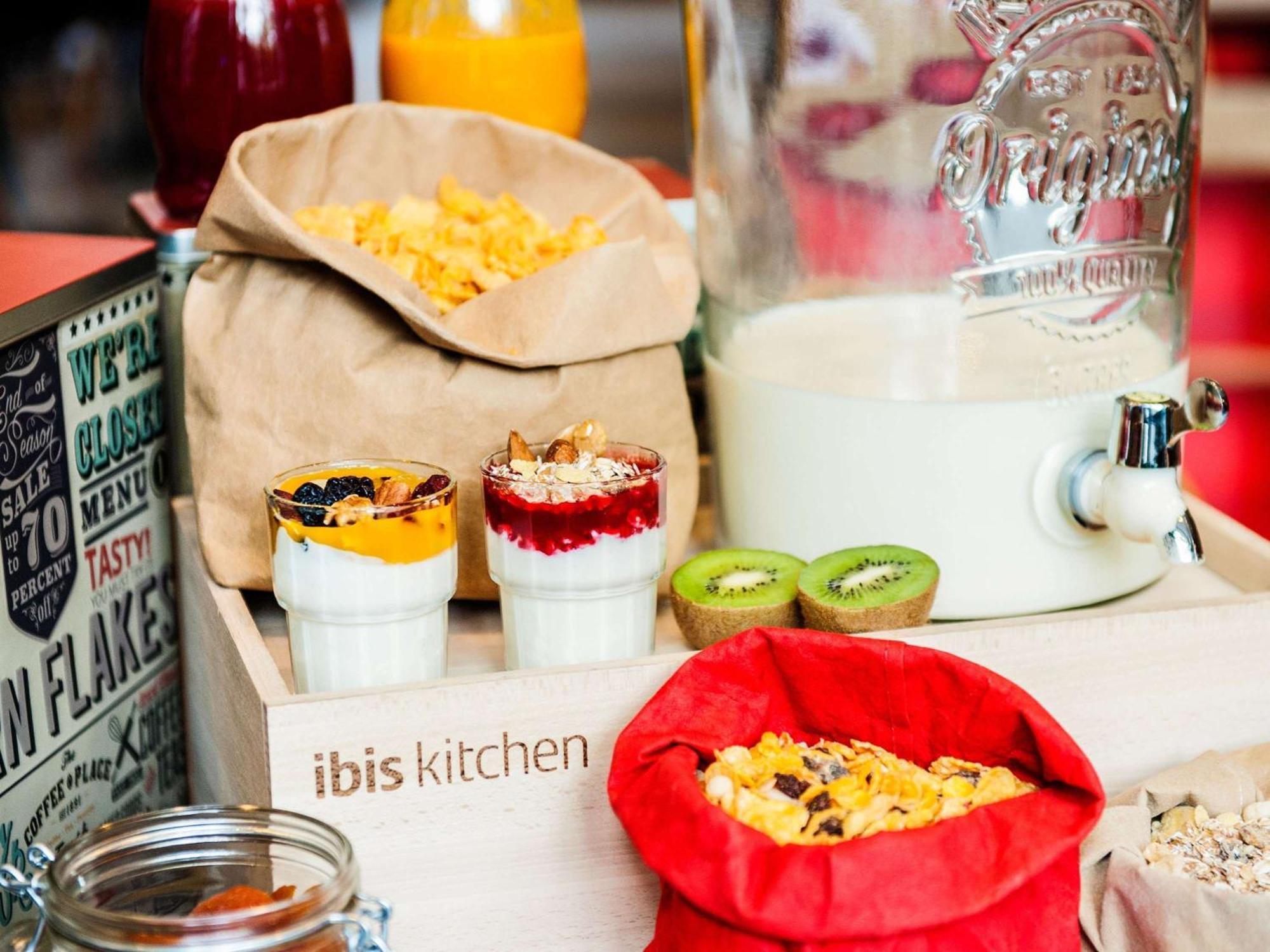 Ibis Lyon Est Chaponnay Exterior foto