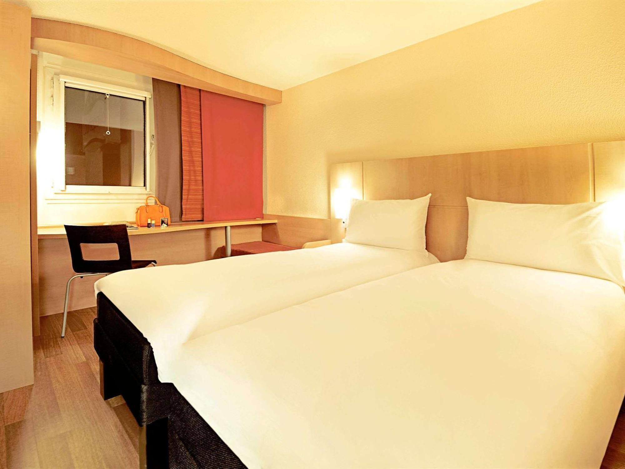 Ibis Lyon Est Chaponnay Exterior foto